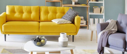 salon avec canapé jaune et fauteuil violet